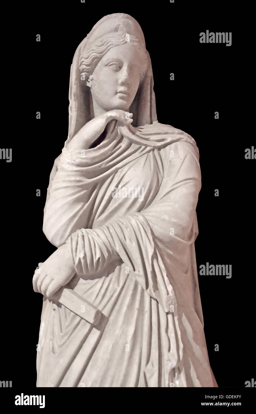 La sculpture grecque antique de la déesse Némésis. La déesse de la vengeance divine,et,la justice implaccable et fléau de l'un Banque D'Images