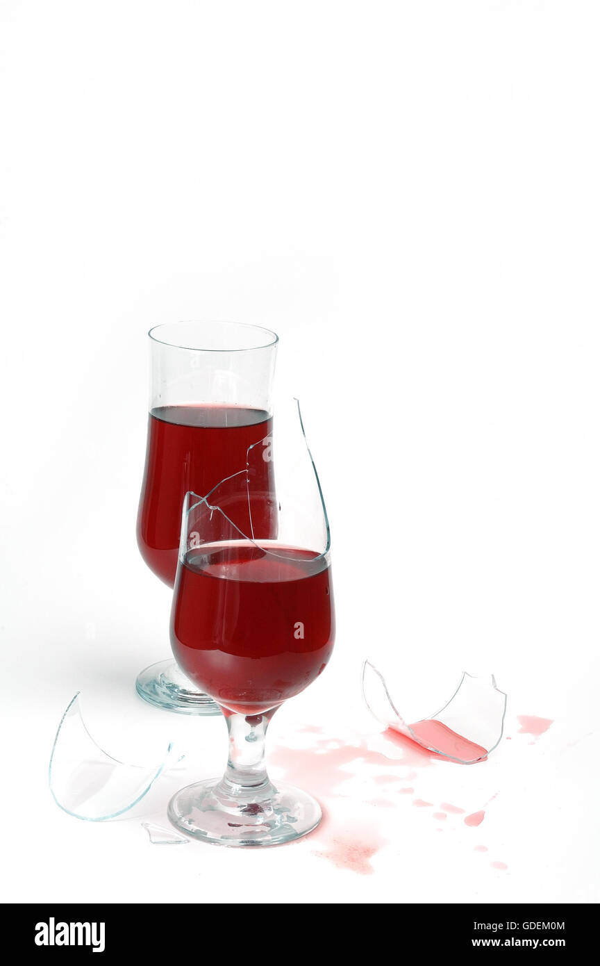 Du verre brisé et du vin gouttes ,isolé sur fond blanc Banque D'Images