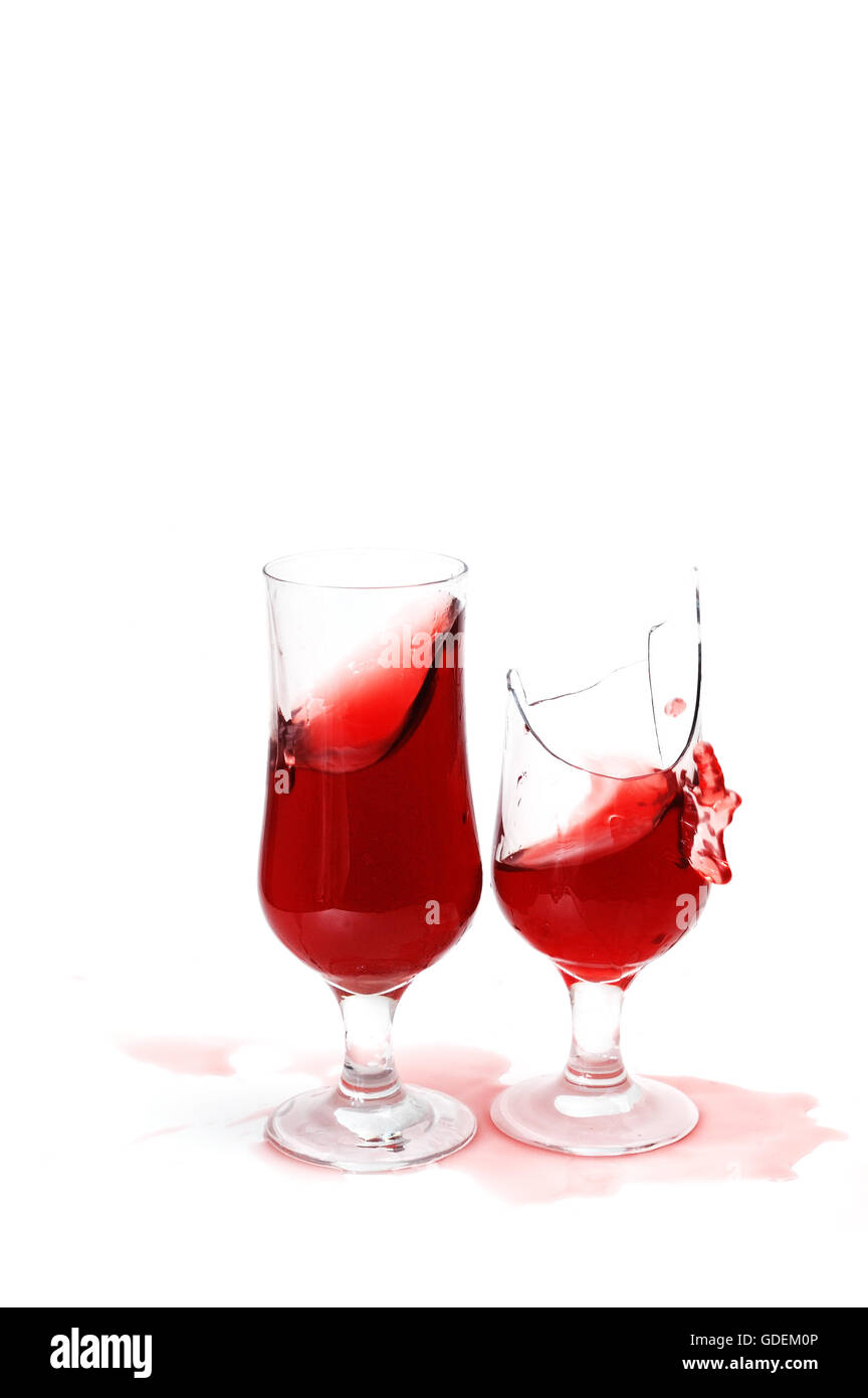 Du verre brisé et du vin gouttes ,isolé sur fond blanc Banque D'Images