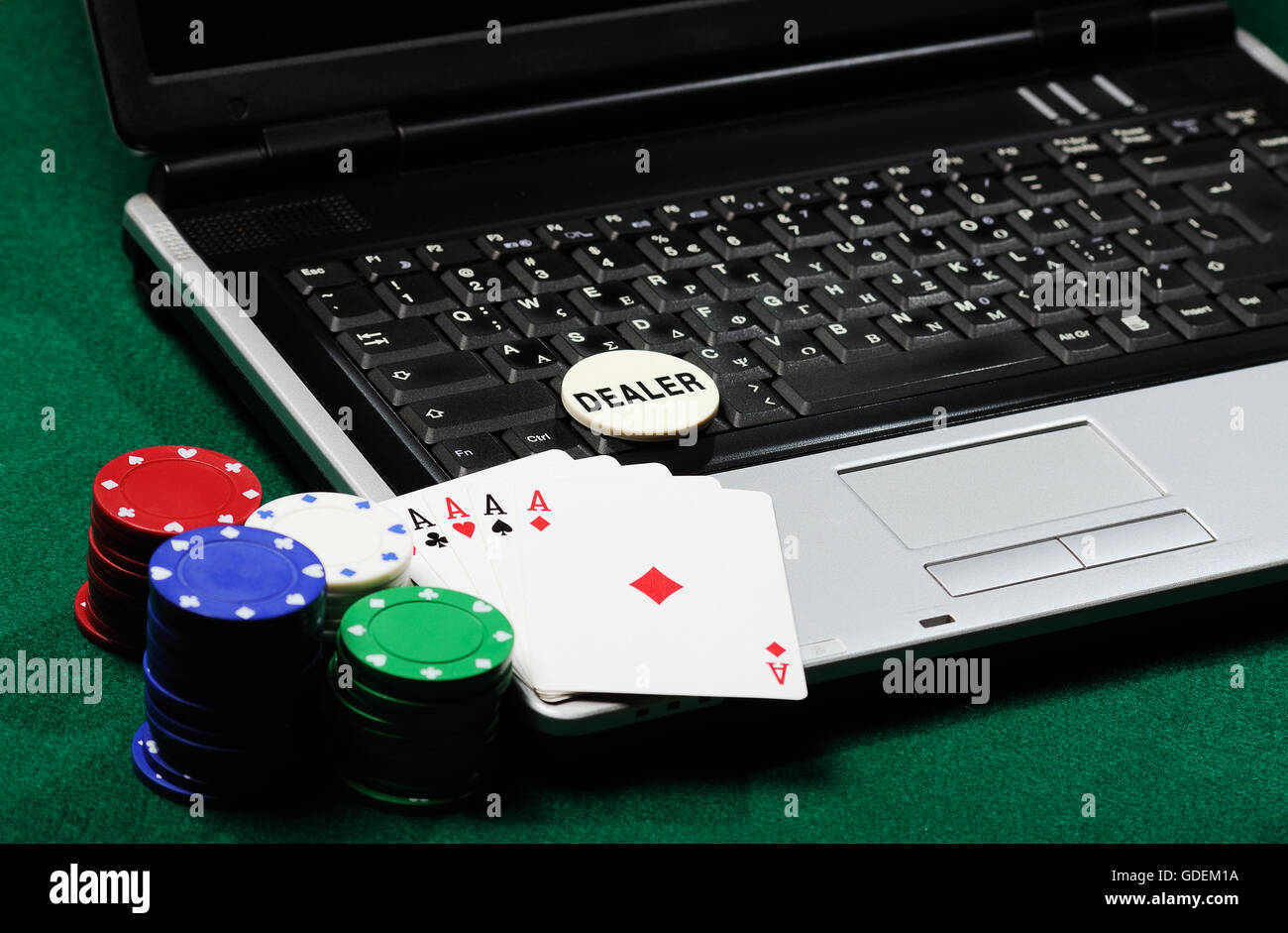 Des jetons et cartes de poker sur un ordinateur portable Banque D'Images