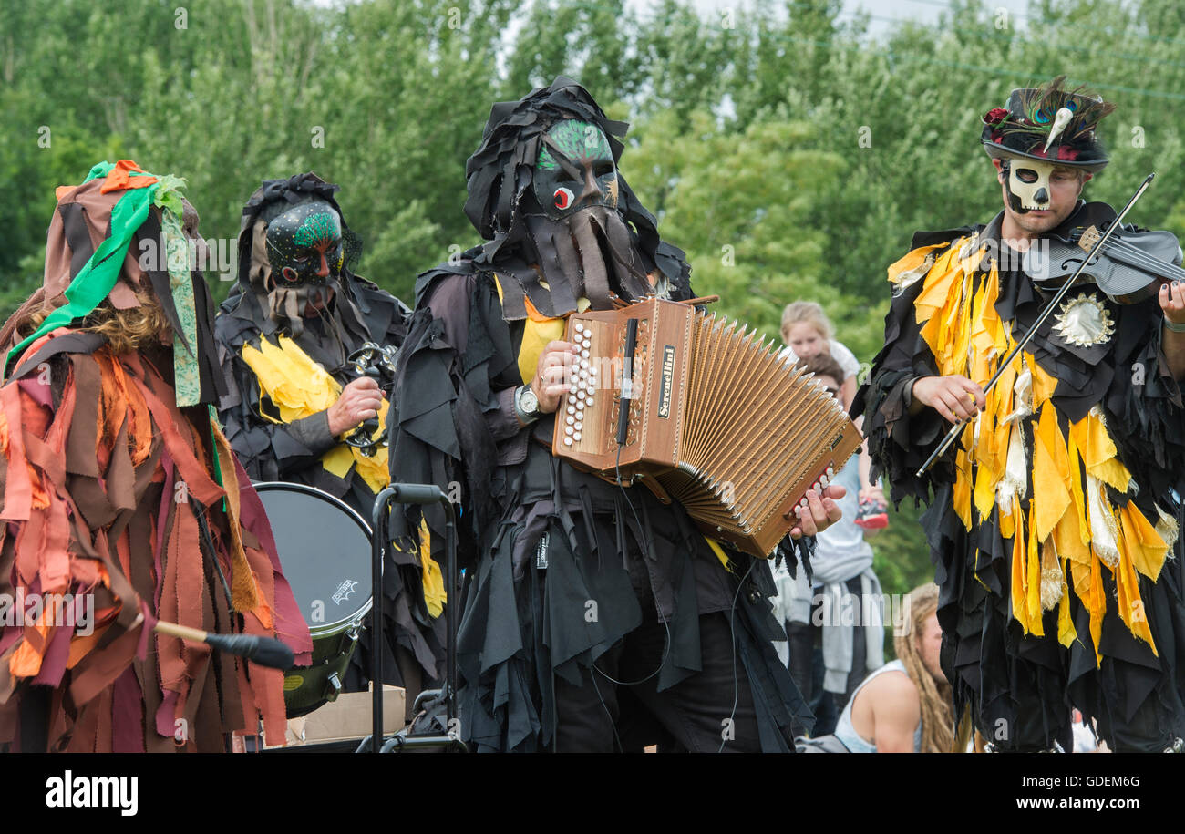 Mythago Morris Dancers et musiciens dans le Tewkesbury fête médiévale 2016, Gloucestershire, Angleterre Banque D'Images