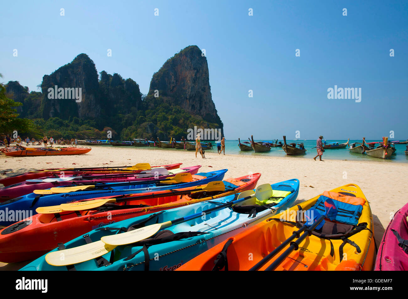 Kajaks sur le Ray Leh West Beach, Krabi, Thaïlande Banque D'Images