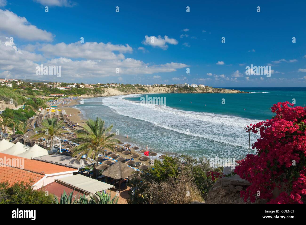 La plage de Coral Bay, Paphos, République de Chypre Banque D'Images
