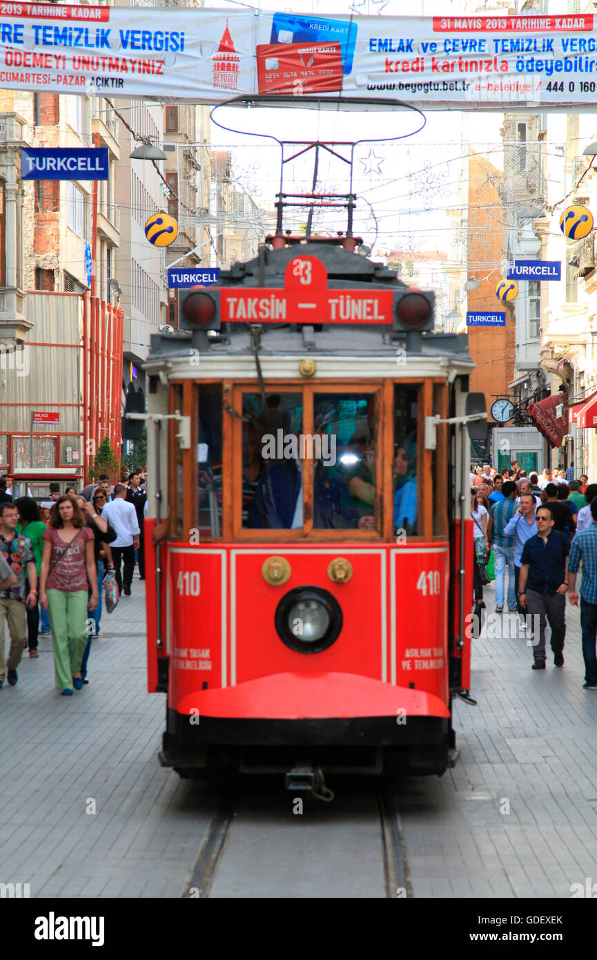 Le tram, la rue Istiklal, Istanbul, Turquie Banque D'Images