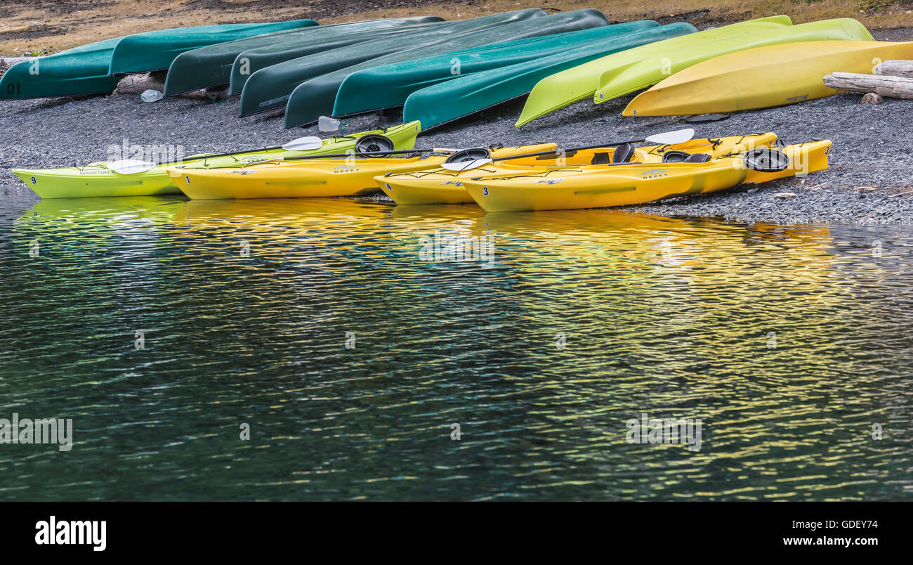 Bateaux sur la rive du lac Crescent olympic national park Banque D'Images