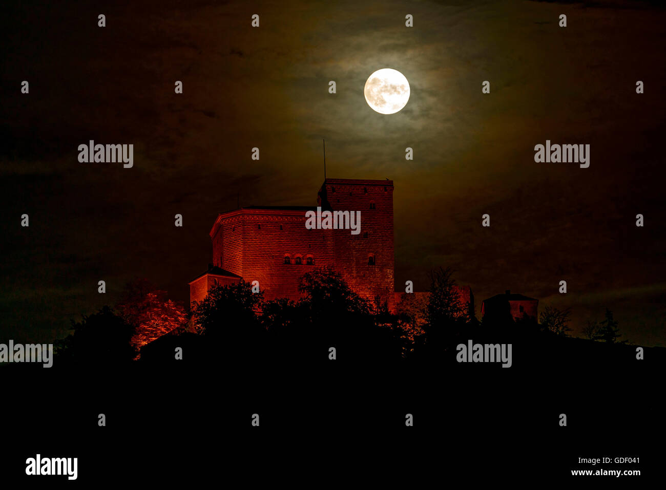 Pleine lune, Château Trifels, Anweiler, Rheinland-Pfalz, Pfaelzer Wald, Allemagne Banque D'Images