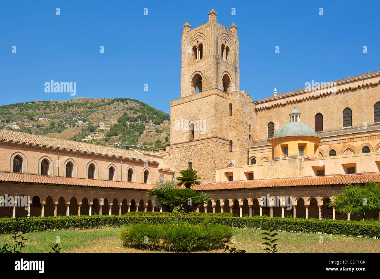 Cloître, Cathédrale de Monreale, Sicile, Italie Banque D'Images