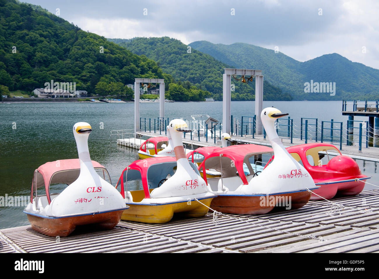 Swan boats au lac Chuzenji dans le Parc National de Nikko, au Japon. Banque D'Images
