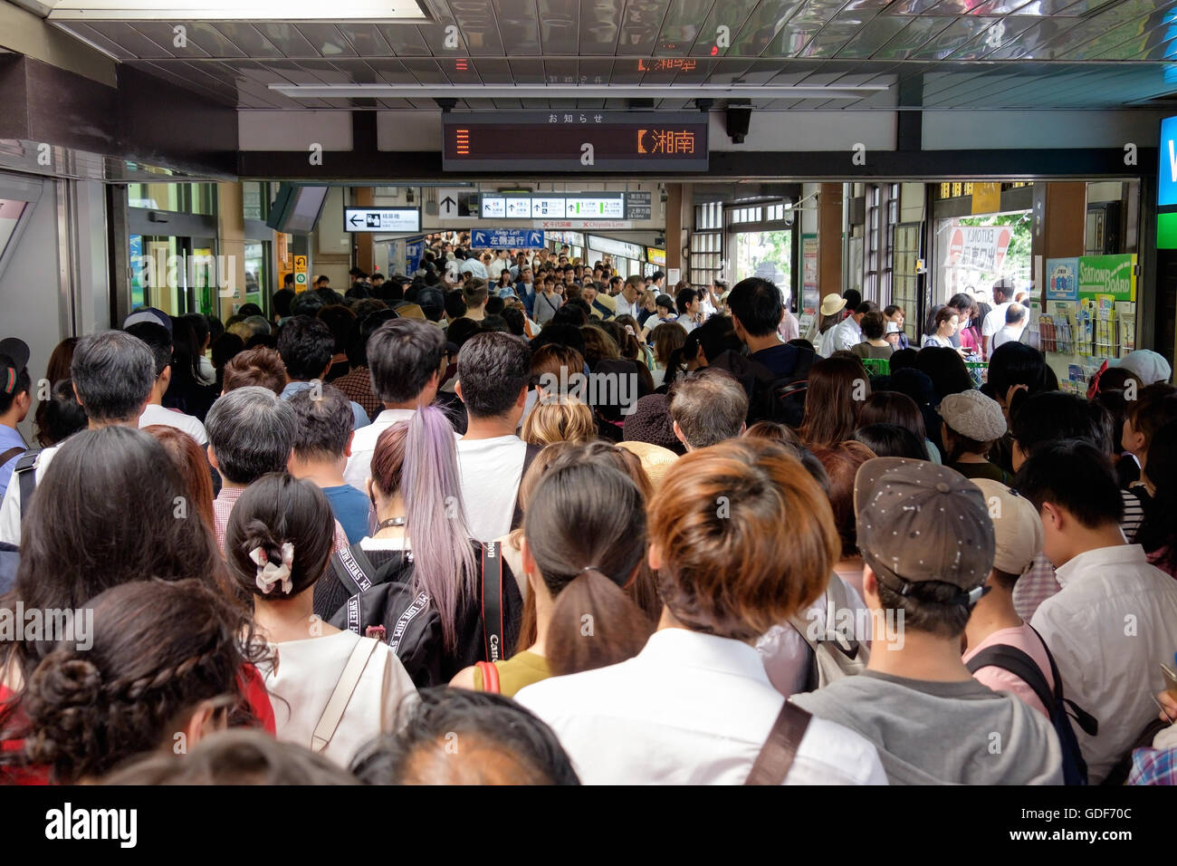 Des foules de gens dans une station sur l'Harajuku le Tokyo Metro railway, au Japon. Banque D'Images