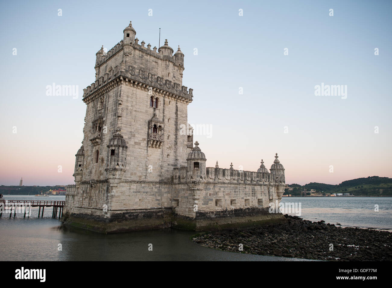 [Portugal] Lisbonne Lisbonne, Portugal -- construit sur une petite île près des rives de la rivière Tagus juste au sud-ouest du centre-ville de Lisbonne, la Tour de Belem (ou Torre de Belém) dates de 1514-1520. Il faisait partie d'un réseau défensif protégeant voyage port de Lisbonne et au-delà du Portugal au cours de la découverte de l'âge. Jumelé avec le monastère Jerónimos à proximité il est classé au Patrimoine Mondial de l'UNESCO. Banque D'Images