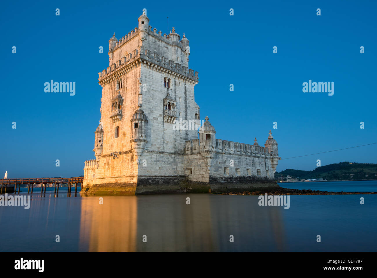 Lisbonne, Portugal -- construit sur une petite île près des rives de la rivière Tagus juste au sud-ouest du centre-ville de Lisbonne, la Tour de Belem (ou Torre de Belém) dates de 1514-1520. Il faisait partie d'un réseau défensif protégeant voyage port de Lisbonne et au-delà du Portugal au cours de la découverte de l'âge. Jumelé avec le monastère Jerónimos à proximité il est classé au Patrimoine Mondial de l'UNESCO. Banque D'Images