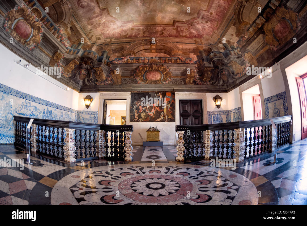 Monastère de São Vicente de Fora plafond baroque Lisbonne Portugal // LISBONNE, Portugal — le hall d'entrée du monastère de São Vicente de Fora présente un plafond baroque orné peint par l'artiste italien Vicenzo baccarelli (1682-1745), qui a introduit le style trompe l'oeil au Portugal au XVIIIe siècle. Ce monastère du XVIIe siècle, situé dans le quartier historique d'Alfama à Lisbonne, présente de nombreuses sections décorées avec soin, illustrant le style architectural baroque. Le complexe sert de panthéon de Bragance, abritant les tombes des monarques portugais qui ont régné à partir de 1640 Banque D'Images