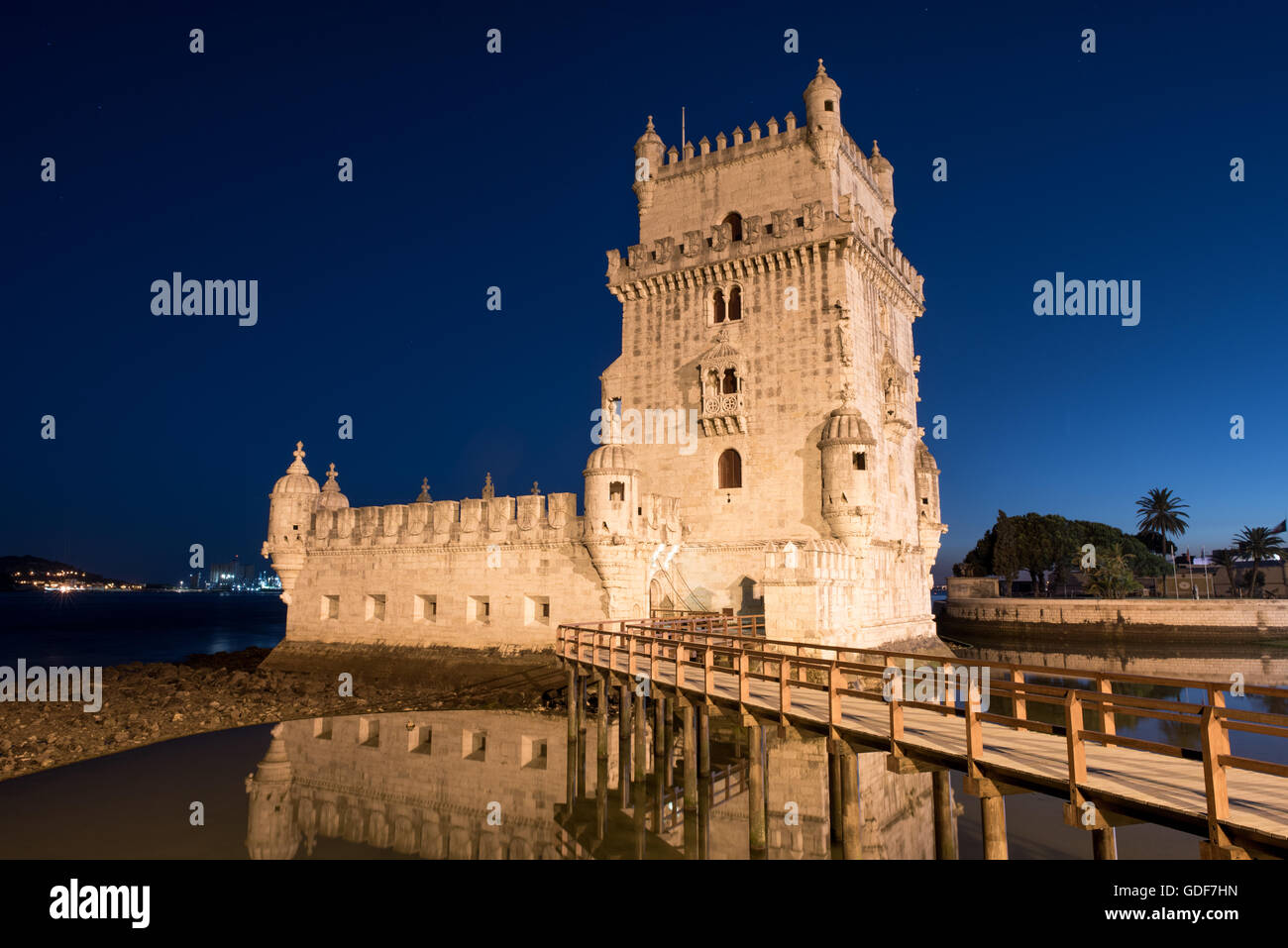 Lisbonne, Portugal -- construit sur une petite île près des rives de la rivière Tagus juste au sud-ouest du centre-ville de Lisbonne, la Tour de Belem (ou Torre de Belém) dates de 1514-1520. Il faisait partie d'un réseau défensif protégeant voyage port de Lisbonne et au-delà du Portugal au cours de la découverte de l'âge. Jumelé avec le monastère Jerónimos à proximité il est classé au Patrimoine Mondial de l'UNESCO. L'allée qui fournit le seul accès à la tour est au premier plan. Banque D'Images