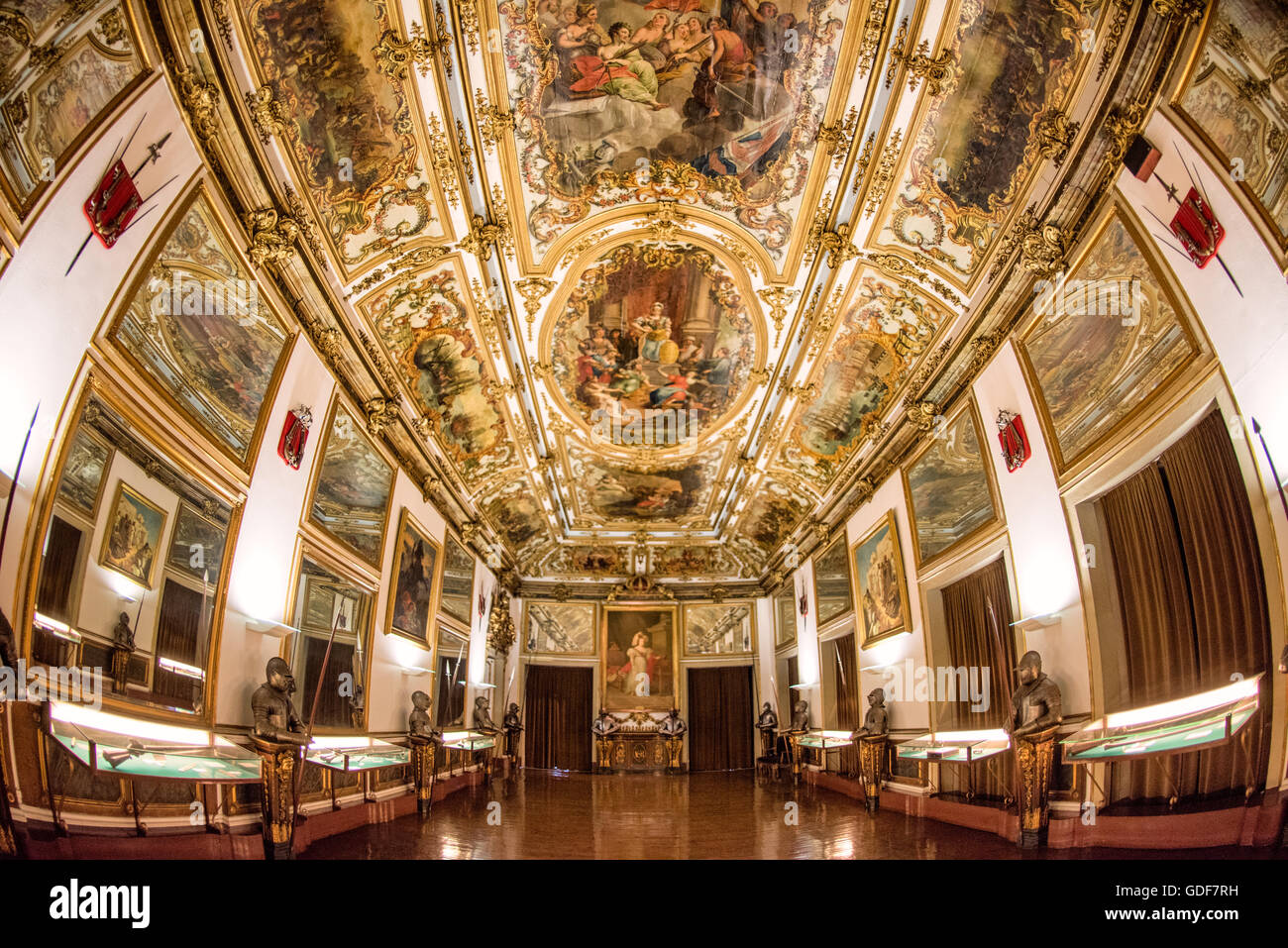 Plafond orné du musée militaire Lisbonne Portugal // LISBONNE, Portugal — un plafond décoré de façon complexe présente des détails architecturaux élaborés au Musée militaire de la capitale du Portugal. Le Musée militaire, officiellement connu sous le nom de Museu Militar de Lisboa, abrite de vastes collections liées à l'histoire militaire portugaise et occupe un complexe qui comprend l'ancien arsenal royal de l'armée, créé au XVIe siècle. Les bâtiments du musée présentent diverses périodes architecturales, avec des éléments décoratifs reflétant à la fois les influences manuélines et baroques caractéristiques de Portu Banque D'Images