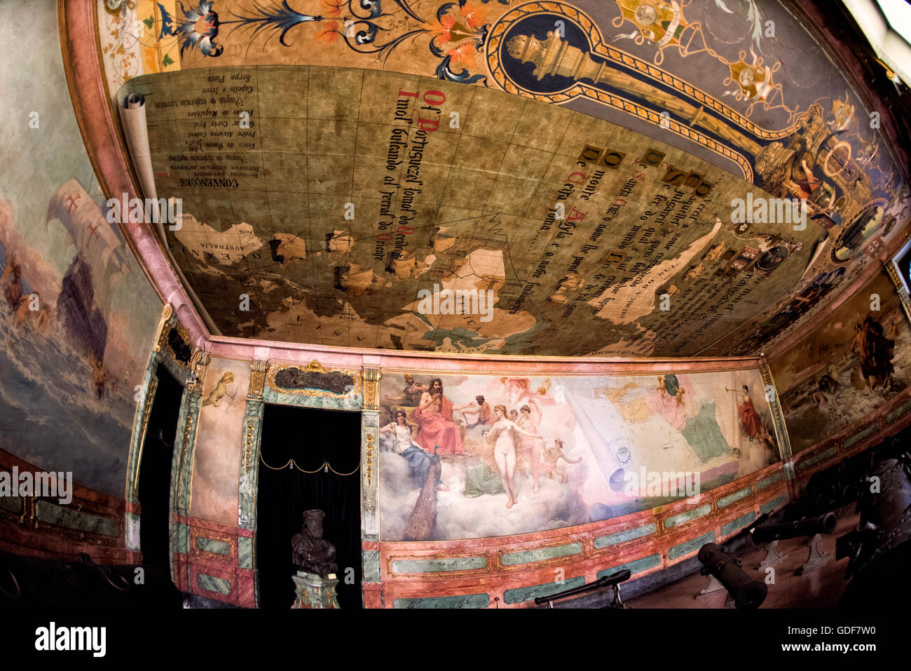 Museu Militar salle Vasco da Gama Lisbonne Portugal // LISBONNE, Portugal — la salle Vasco da Gama du Museu Militar présente des expositions dédiées au célèbre explorateur portugais qui a été le pionnier de la route maritime de l'Europe à l'Inde à la fin du XVe siècle. Le musée militaire, installé dans un ancien arsenal, conserve le patrimoine naval et militaire du Portugal à travers ses vastes collections. Le voyage historique de Vasco da Gama autour du Cap de bonne-espérance en 1497-1499 a établi le Portugal comme une puissance maritime majeure à l'époque de la découverte. Les expositions du musée font la chronique de l'armée portugaise h Banque D'Images