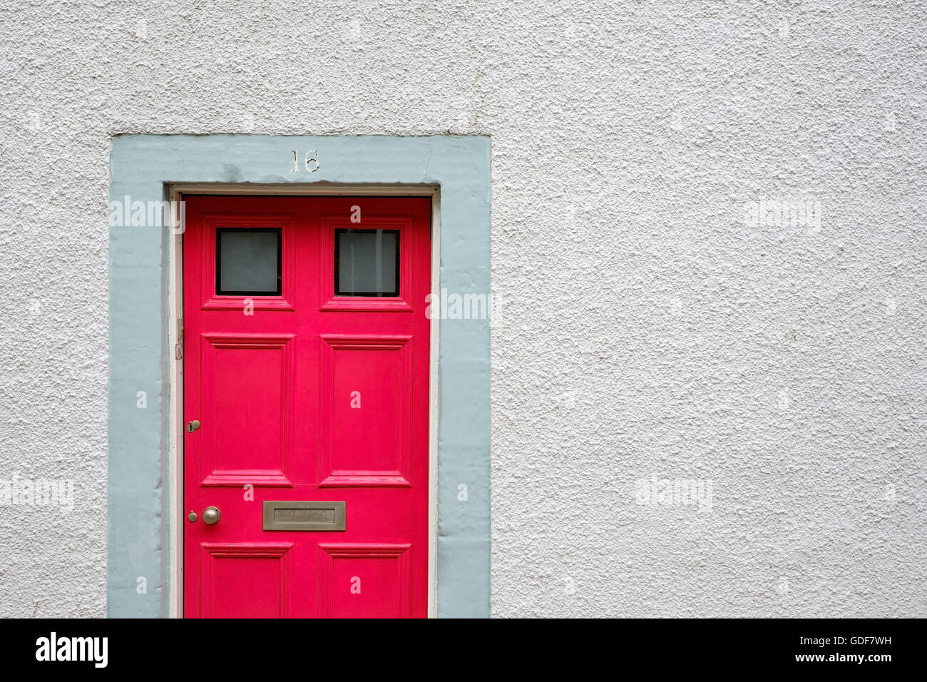 Une porte rouge à une maison traditionnelle en Ecosse. Banque D'Images