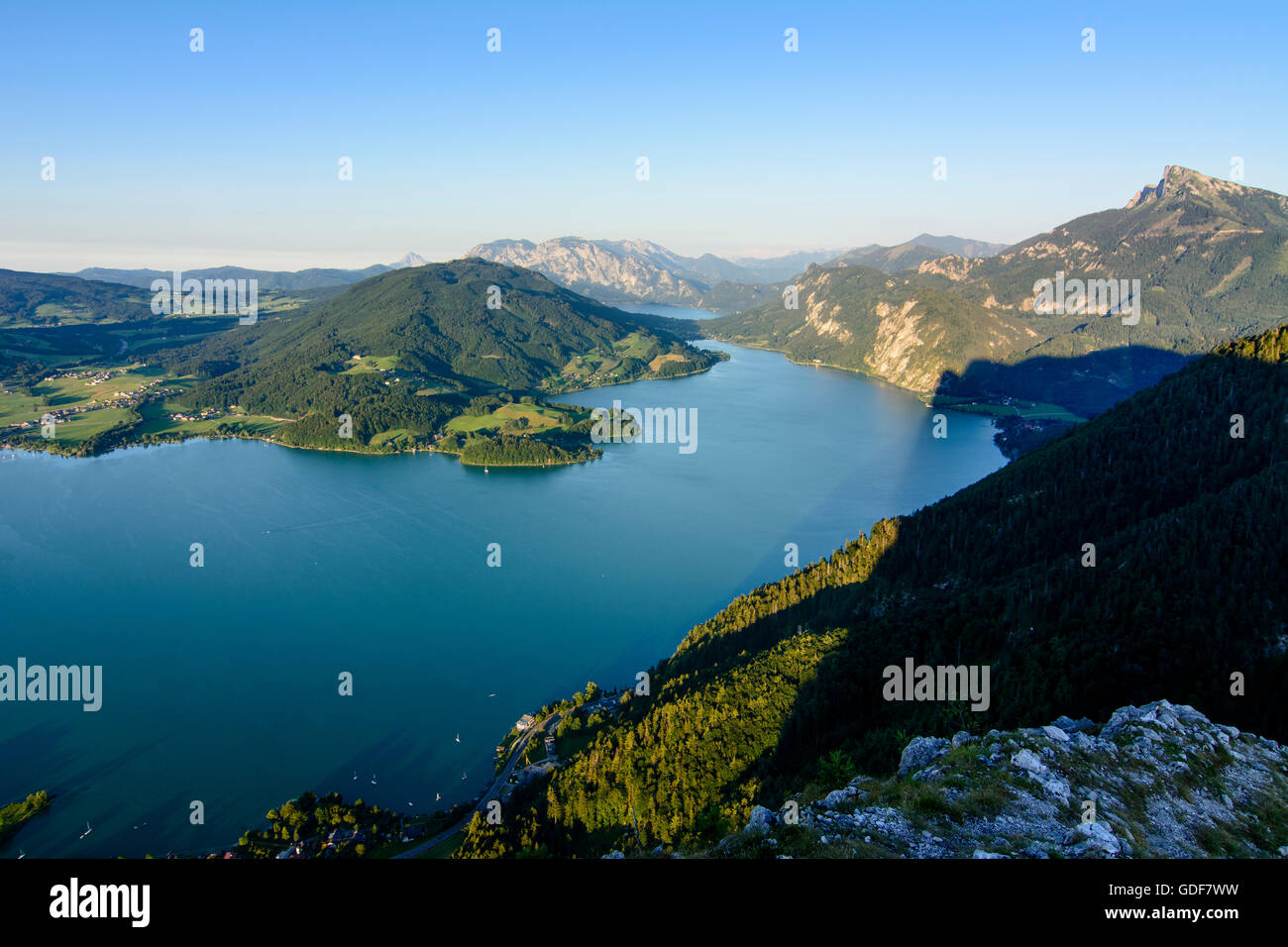Mondsee : Vue de Drachenwand à lac de Mondsee et mont Schafberg ( à droite), l'Autriche, Niederösterreich, Autriche supérieure, Salzkammerg Banque D'Images