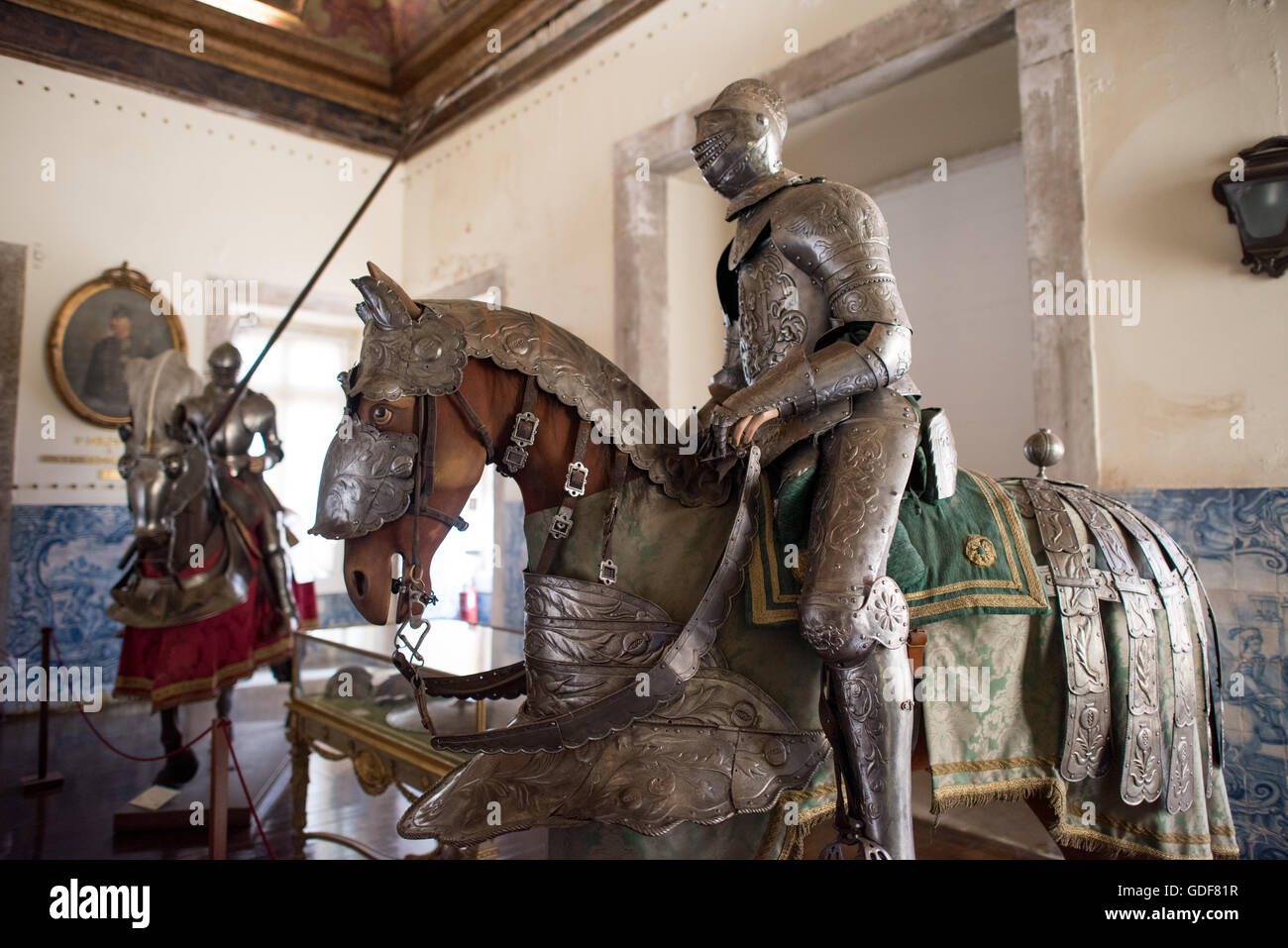 Museu Militar Chevalier en armure à cheval Lisbonne // LISBONNE, Portugal — Un chevalier en armure monté à cheval fait partie de la collection du Museu Militar (Musée militaire) dans le quartier Santa Apolonia de Lisbonne. Le musée présente l'histoire militaire du Portugal à travers de nombreuses expositions d'armes, d'uniformes et d'objets couvrant l'époque médiévale au XXe siècle. Installé dans une ancienne fonderie d'artillerie, l'institution couvre l'implication du Portugal dans divers conflits, y compris les guerres napoléoniennes, les campagnes coloniales et les guerres mondiales. Le musée offre aux visiteurs une vue complète o Banque D'Images