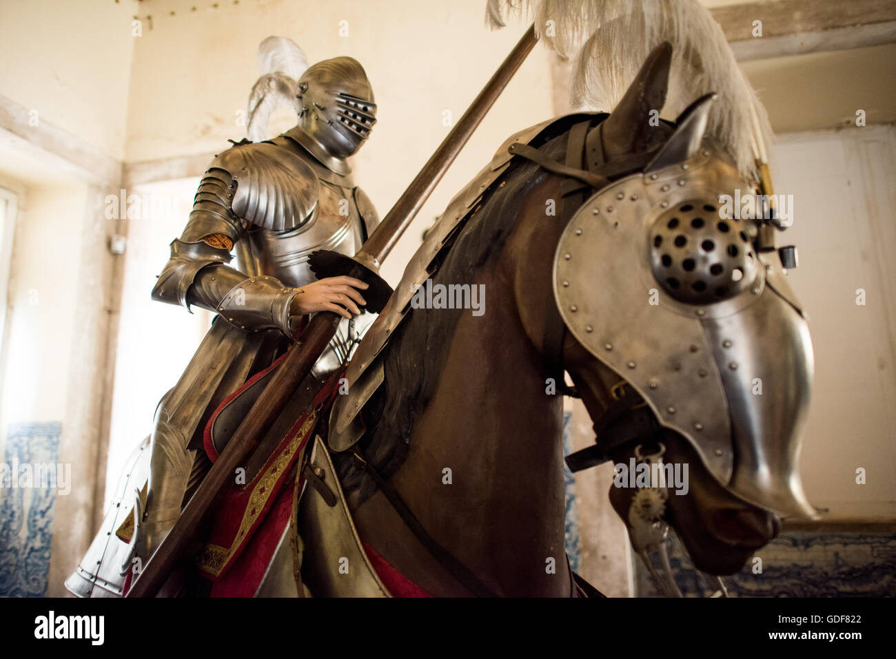 Chevalier en armure Museu Militar Lisbonne Portugal // LISBONNE, Portugal — Un chevalier en armure monté à cheval fait partie de la collection du Museu Militar (Musée militaire) dans le quartier Santa Apolonia de Lisbonne. Le musée présente l'histoire militaire du Portugal à travers de nombreuses expositions d'armes, d'uniformes et d'objets couvrant l'époque médiévale au XXe siècle. Installé dans une ancienne fonderie d'artillerie, l'institution couvre l'implication du Portugal dans divers conflits, y compris les guerres napoléoniennes, les campagnes coloniales et les guerres mondiales. Le musée offre aux visiteurs une vue complète de th Banque D'Images