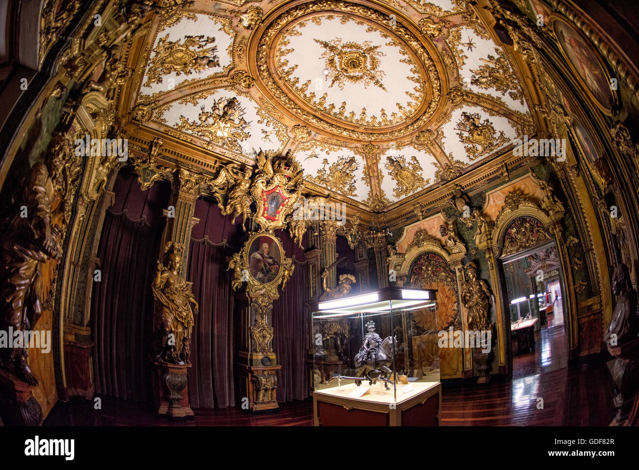 Plafond orné du musée militaire Lisbonne Portugal // LISBONNE, Portugal — un plafond décoré de façon complexe présente des détails architecturaux élaborés au Musée militaire de la capitale du Portugal. Le Musée militaire, officiellement connu sous le nom de Museu Militar de Lisboa, abrite de vastes collections liées à l'histoire militaire portugaise et occupe un complexe qui comprend l'ancien arsenal royal de l'armée, créé au XVIe siècle. Les bâtiments du musée présentent diverses périodes architecturales, avec des éléments décoratifs reflétant à la fois les influences manuélines et baroques caractéristiques de Portu Banque D'Images