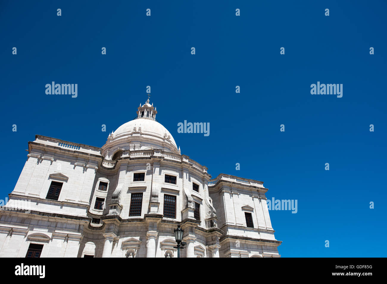 Lisbonne, Portugal - Portugal's Panthéon national est le lieu de sépulture de luminaires de la société portugaise et de l'histoire, y compris plusieurs présidents du Portugal, chanteuse de fado Amália Rodrigues, le footballeur Eusébio, et l'écrivain João de Deus. La salle principale comprend également plusieurs cénotaphes à chiffres clés que sont enterrés ailleurs mais ont joué un rôle important dans l'histoire portugaise, comme Henri le Navigateur et Vasco da Gama. Le Panthéon est situé dans un bâtiment qui était à l'origine l'église de Santa Engrácia--il a été converti dans les années 60. Banque D'Images