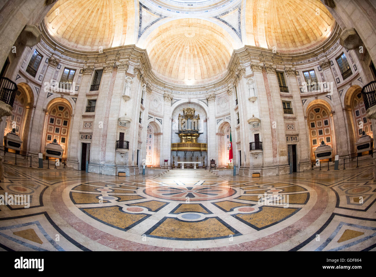 Hall principal du Panthéon national Lisbonne Portugal // LISBONNE, Portugal — le Panthéon national du Portugal est le lieu de sépulture de sommités de la société et de l'histoire portugaises, dont plusieurs présidents du Portugal, le chanteur de fado Amália Rodrigues, le footballeur Eusébio et l'écrivain João de Deus. La salle principale comprend également plusieurs cénotaphes à des personnages clés qui sont enterrés ailleurs mais ont joué un rôle important dans l'histoire portugaise, tels que Henri le navigateur et Vasco de Gama. Le Panthéon est logé dans un bâtiment qui était à l'origine l'église de Santa Engrácia - il a été converti dans les années 1960 Banque D'Images