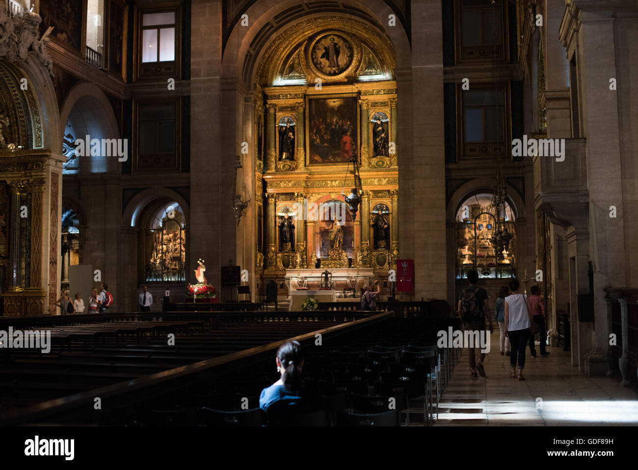 Igreja de Sao Roque intérieur Lisbonne Portugal // LISBONNE, Portugal — L'intérieur opulent orné d'or de l'Igreja de São Roque du XVIe siècle, l'une des premières églises jésuites de la chrétienté. Ce monument de Lisbonne présente une série de chapelles baroques richement ornées, illustrant les styles artistiques et architecturaux somptueux des édifices religieux portugais pendant la période de la contre-réforme. Banque D'Images