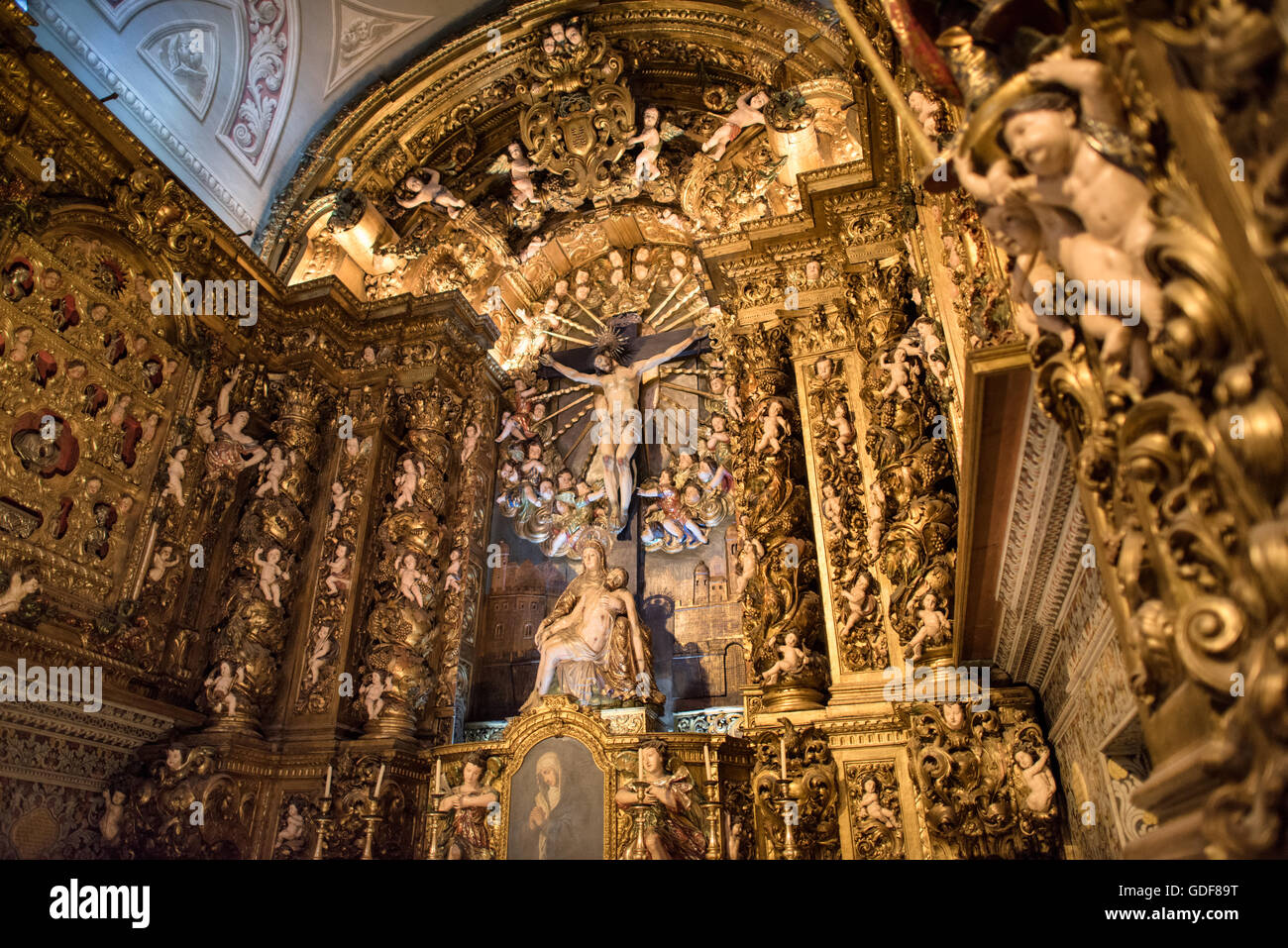 Igreja de Sao Roque décoration intérieure en or Lisbonne Portugal // LISBONNE, Portugal — L'opulent intérieur orné d'or de l'Igreja de São Roque du XVIe siècle, l'une des premières églises jésuites de la chrétienté. Ce monument de Lisbonne présente une série de chapelles baroques richement ornées, illustrant les styles artistiques et architecturaux somptueux des édifices religieux portugais pendant la période de la contre-réforme. Banque D'Images