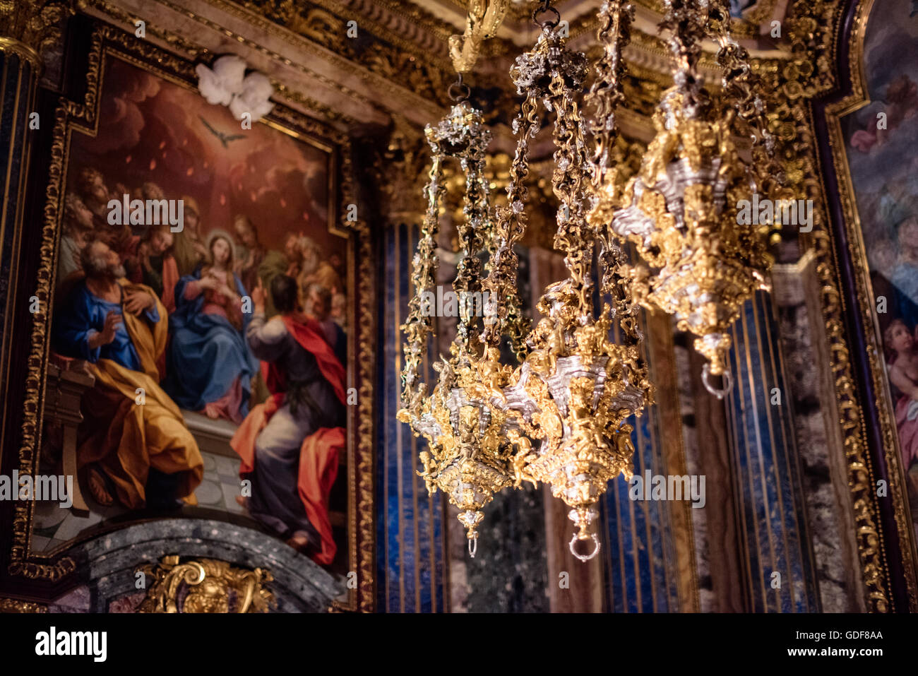 Igreja de Sao Roque intérieur Lisbonne Portugal // LISBONNE, Portugal — L'intérieur opulent orné d'or de l'Igreja de São Roque du XVIe siècle, l'une des premières églises jésuites de la chrétienté. Ce monument de Lisbonne présente une série de chapelles baroques richement ornées, illustrant les styles artistiques et architecturaux somptueux des édifices religieux portugais pendant la période de la contre-réforme. Banque D'Images