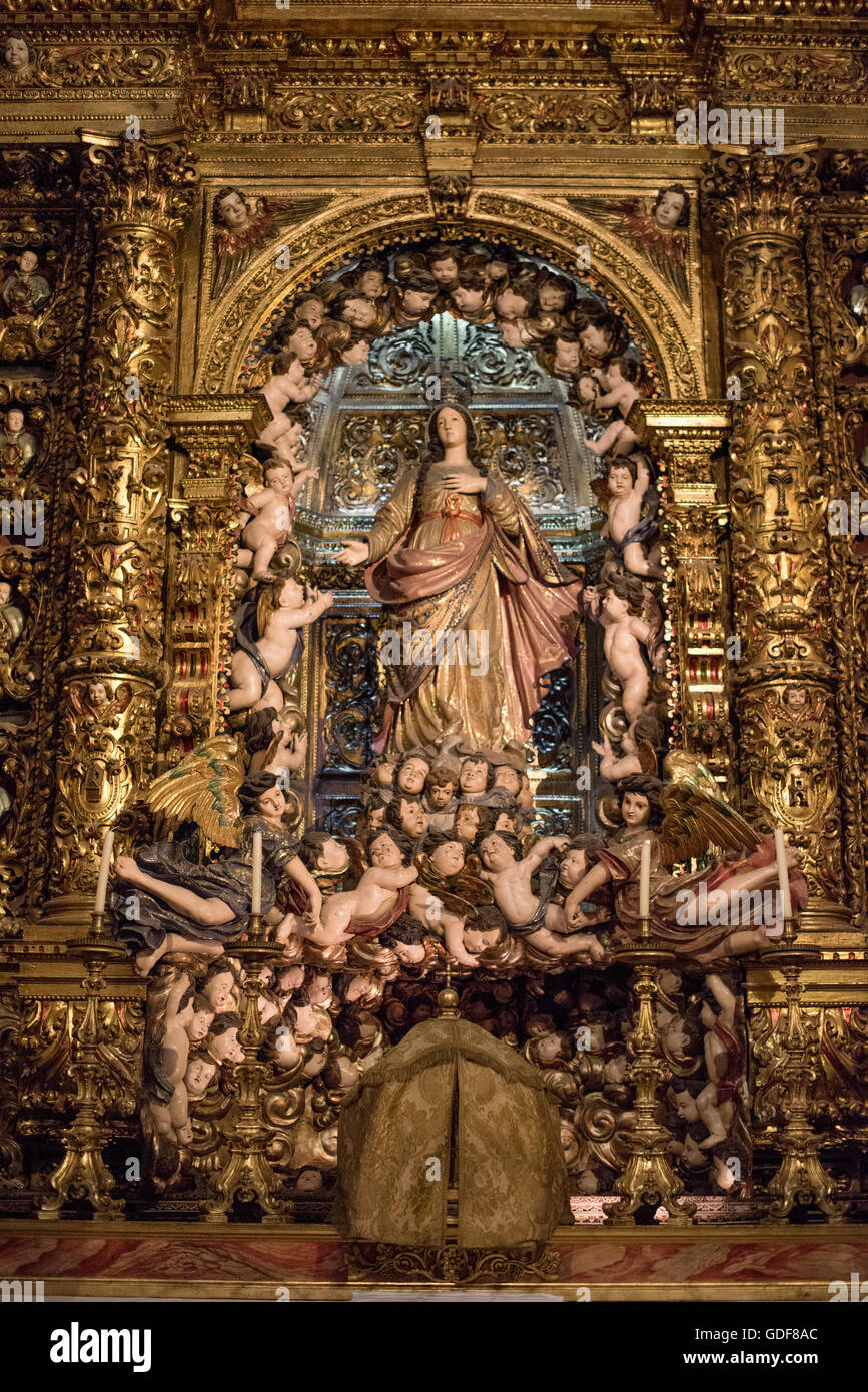 Igreja de São Roque décoration intérieure en or Lisbonne Portugal // LISBONNE, Portugal — L'opulent intérieur orné d'or de l'Igreja de São Roque du XVIe siècle, l'une des premières églises jésuites de la chrétienté. Ce monument de Lisbonne présente une série de chapelles baroques richement ornées, illustrant les styles artistiques et architecturaux somptueux des édifices religieux portugais pendant la période de la contre-réforme. Banque D'Images