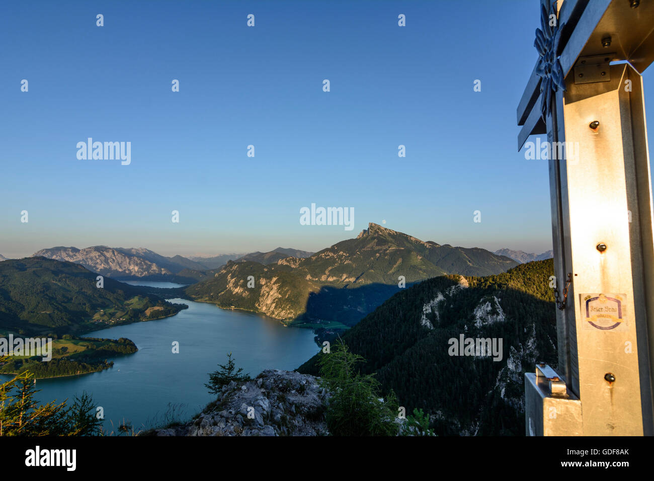 Mondsee : vue depuis le haut de la croix du lac de Mondsee à Drachenwand et mont Schafberg (à droite), l'augmentation de la pleine lune, l'Autriche, l'Oberöste Banque D'Images