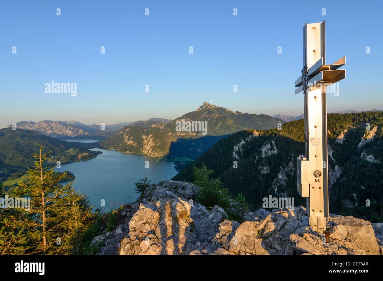 Mondsee : vue depuis le haut de la croix du lac de Mondsee à Drachenwand et mont Schafberg (à droite), l'augmentation de la pleine lune, l'Autriche, l'Oberöste Banque D'Images