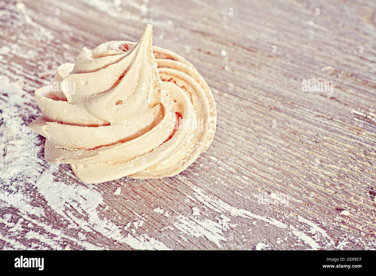 Des tons Vintage meringue sur une table en bois. Banque D'Images