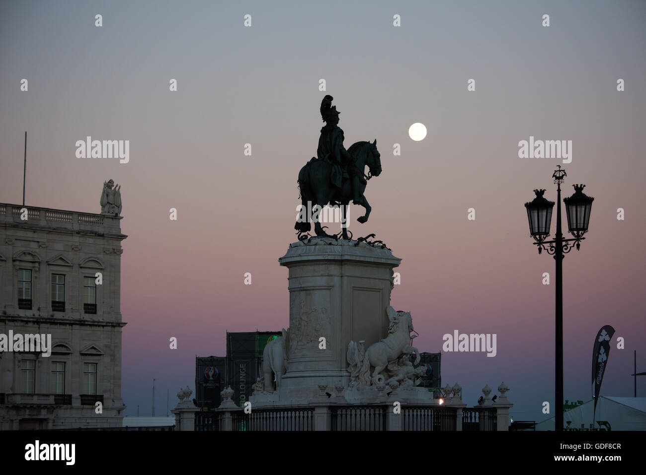 Lisbonne, Portugal - Statue du Roi Joseph I (1714-1777) par le sculpteur Joaquim Machado de Castro. Il se trouve dans le milieu de la Praça do Comércio. Connu sous le nom de Commerce Square en anglais, Praça do Comércio est une place historique dans le quartier du centre-ville Pombaline de Lisbonne, près de la rivière Tagus. Banque D'Images