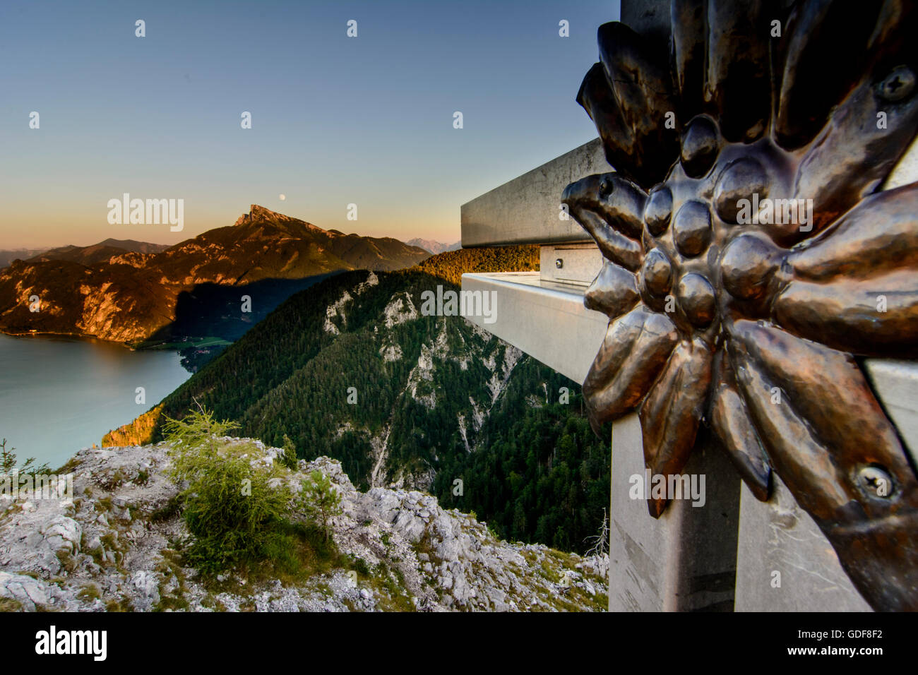 Mondsee : vue depuis le haut de la croix du lac de Mondsee à Drachenwand et mont Schafberg (à droite), la hausse pleine lune, sommet, livre, Aust Banque D'Images