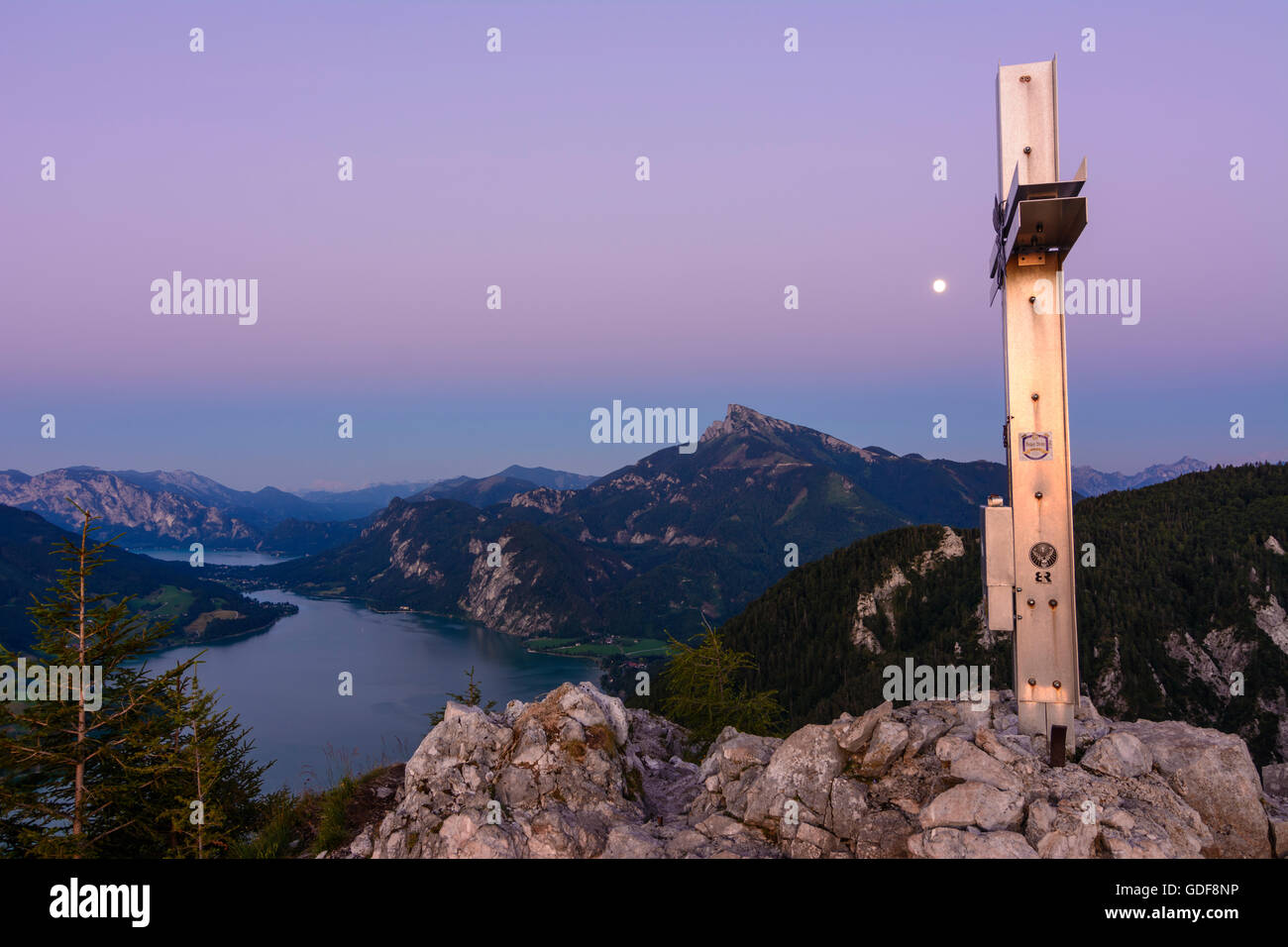 Mondsee : vue depuis le haut de la croix du lac de Mondsee à Drachenwand et mont Schafberg (à droite), l'augmentation de la pleine lune, l'Autriche, l'Oberöste Banque D'Images