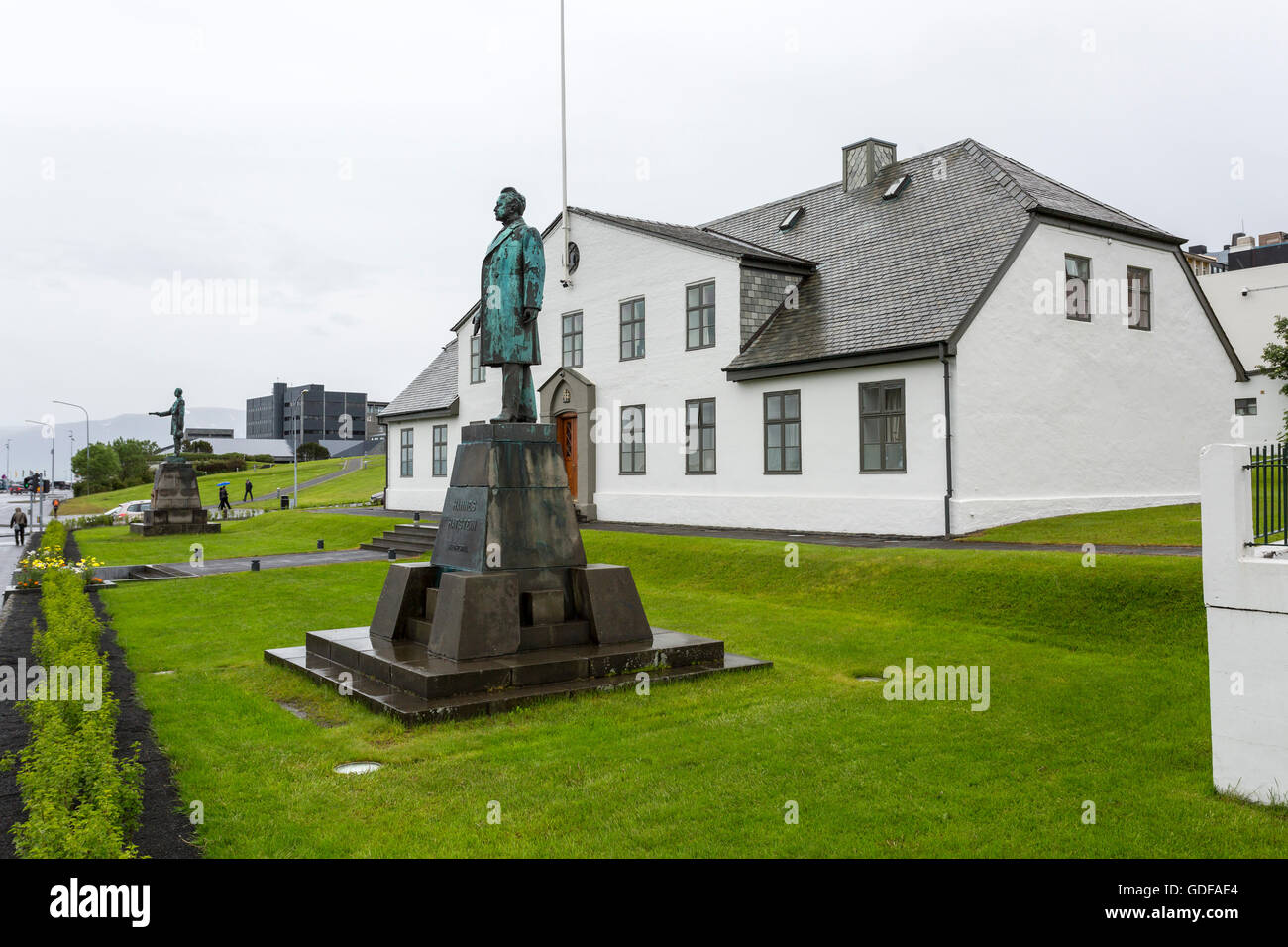 Statue Hannes Hafstein Porour Petursson avant du premier ministre's house, construite en 1761-1771, ancienne prison, Reykjavik, Islande Banque D'Images
