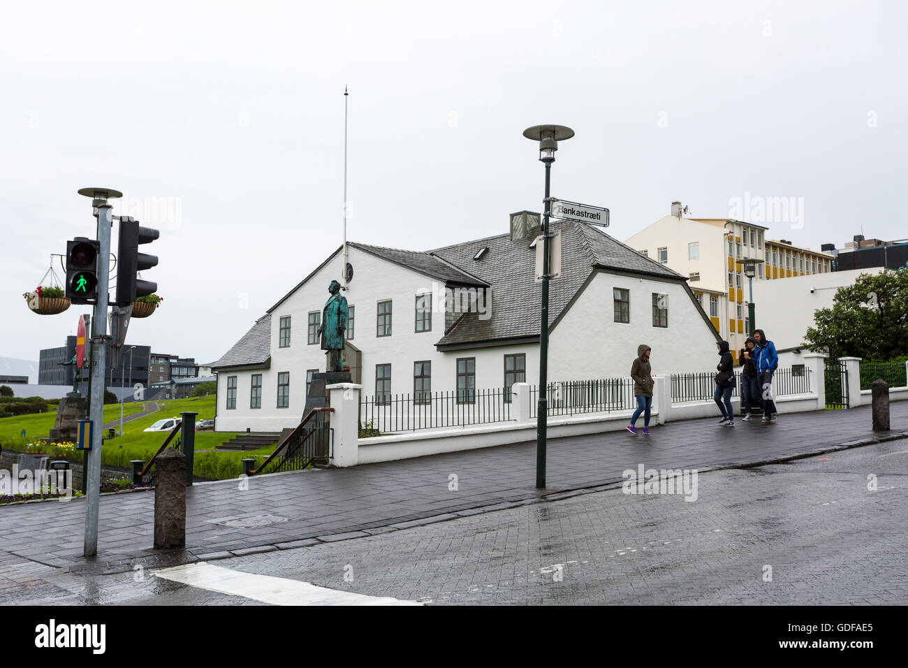 Hannes Hafstein Porour Petursson statue en face de la maison du premier ministre, construit en 1761-1771, l'ancienne prison, Reykjavik, Islande Banque D'Images