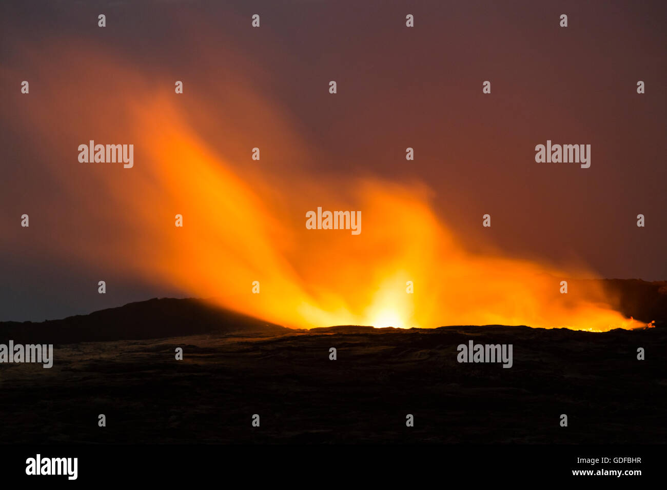 La nuit, l'éruption du cratère du volcan actif Erta Ale, dépression Danakil, Triangle Afar, Ethiopie Banque D'Images