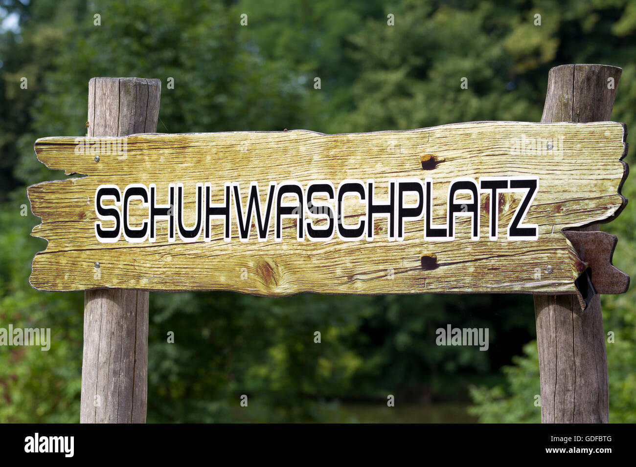 Schuhwaschplatz allemand, un endroit pour laver vos chaussures, panneau en bois à la lisière d'une forêt Banque D'Images