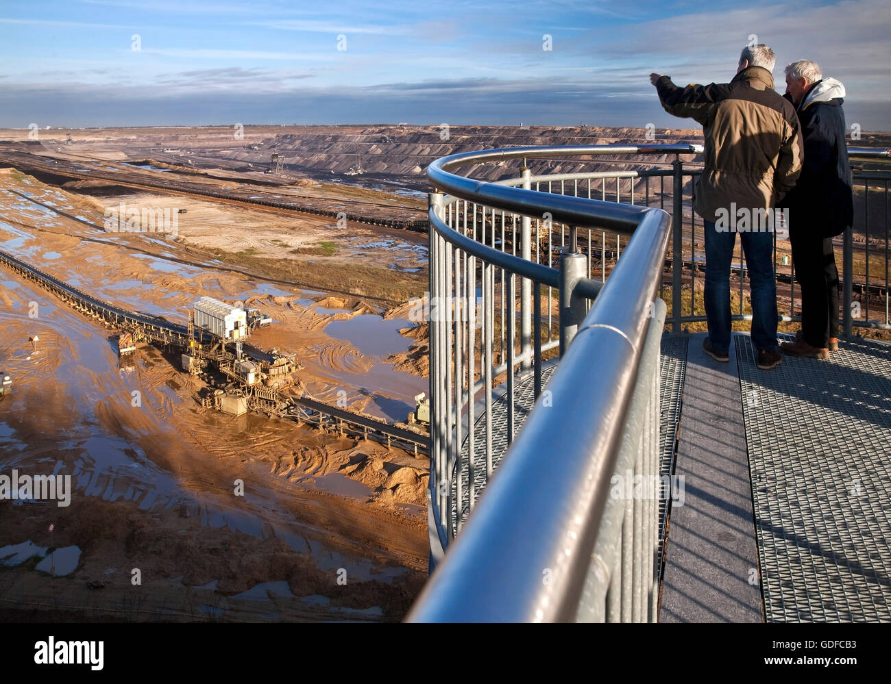 Deux hommes sur le pont d'observation Jackerath, les mines à ciel ouvert, lignite, Garzweiler, Jüchen, Rhénanie du Nord-Westphalie, Allemagne Banque D'Images