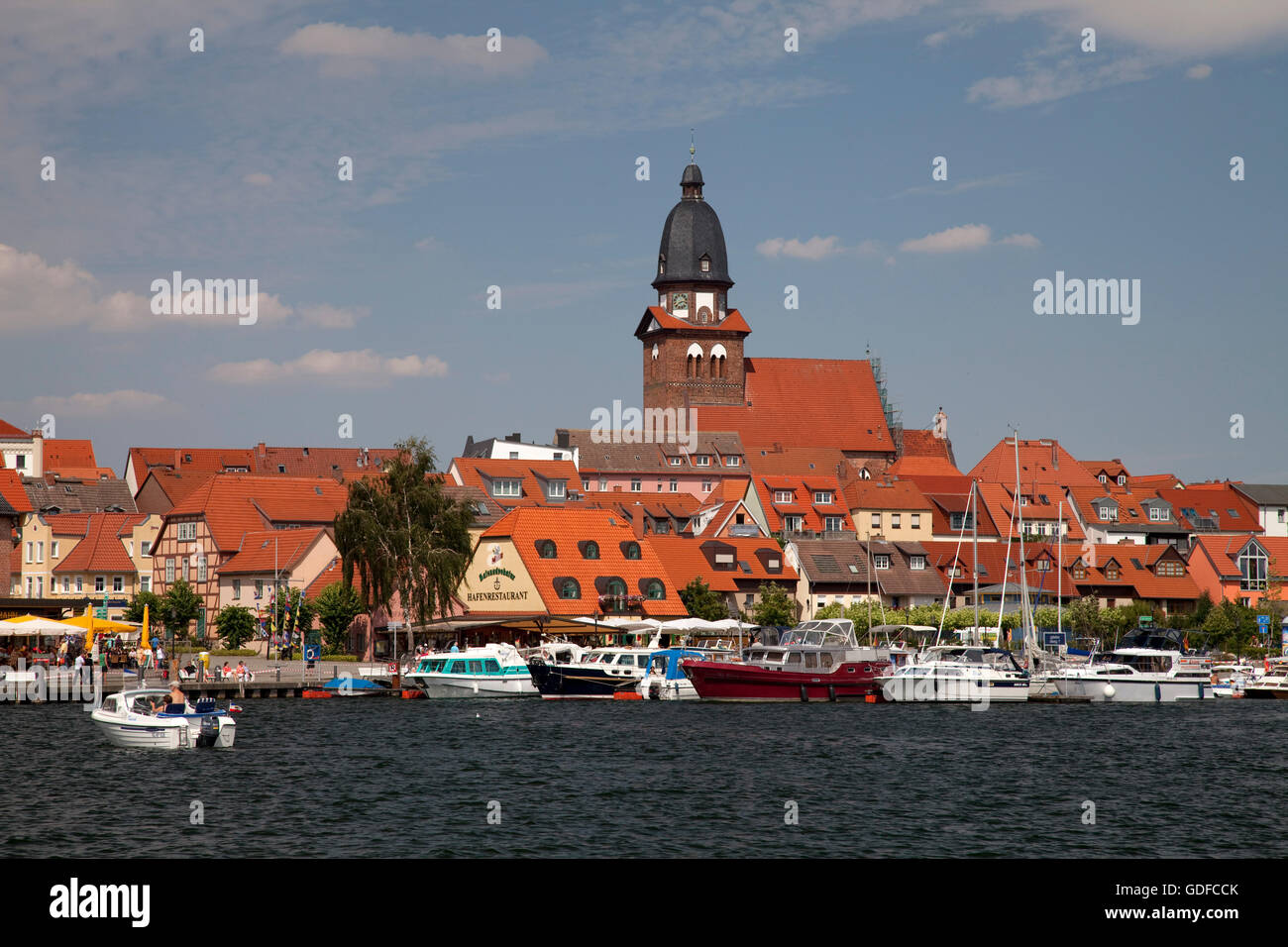 Eglise St Mary et le port de la santé climatiques-resort de Waren Mueritz sur le lac, plateau des lacs Mecklembourgeois Banque D'Images