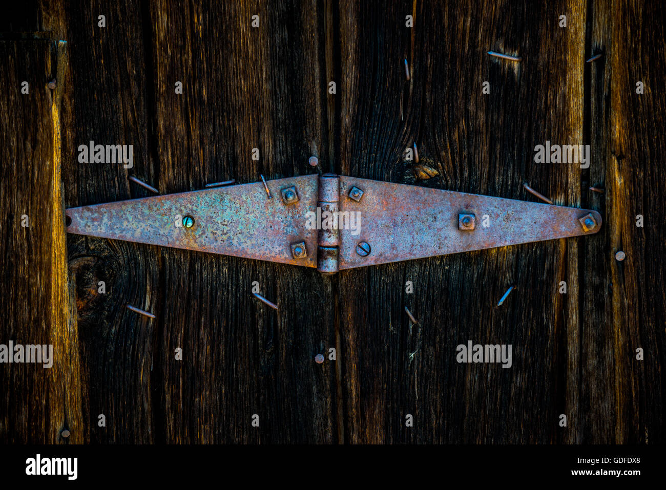 Charnière rustique ancien en bois sur portes de grange Banque D'Images
