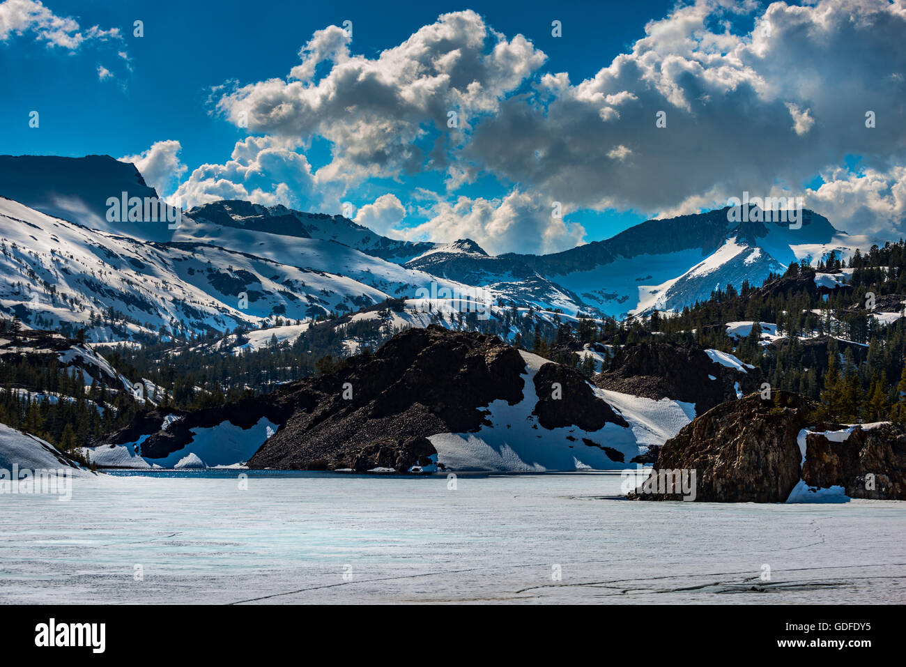 Jour d'hiver ensoleillé neige brassicole Ellery Lake près de Yosemite Tioga Pass California USA Banque D'Images