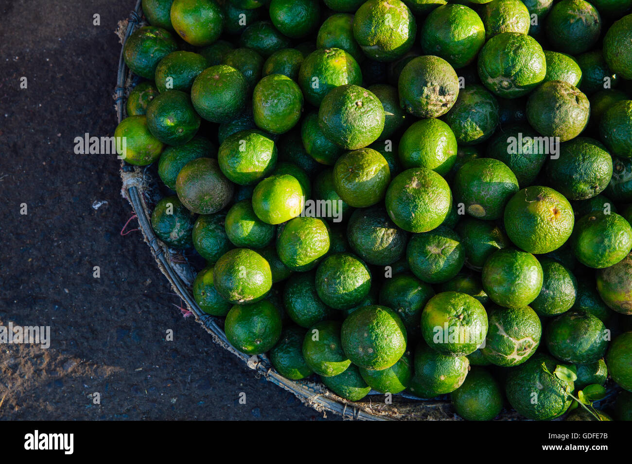 Panier avec des limes à la rue Market, Vietnam Banque D'Images