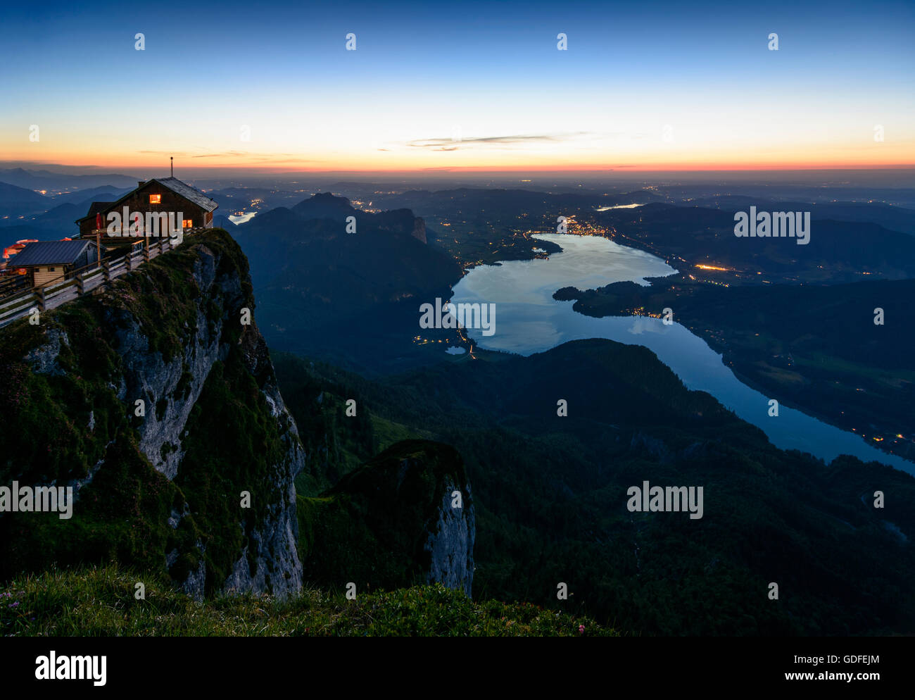Sankt Gilgen : abri Himmelspforte sur le mont Schafberg, au-dessus du lac de Mondsee au coucher du soleil, l'Autriche, Salzbourg, Salzbourg Banque D'Images