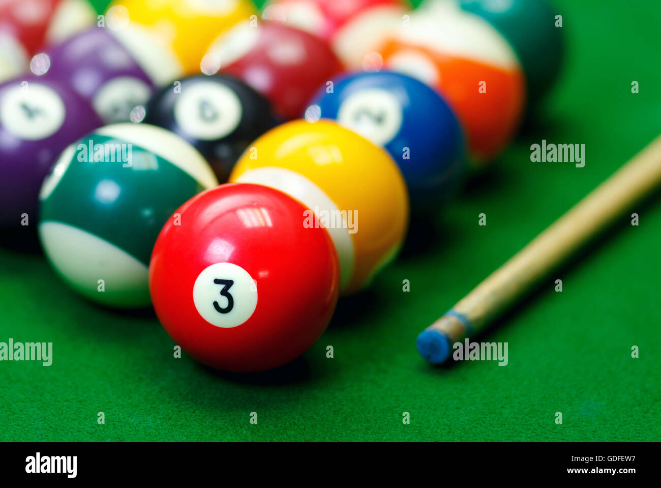 Boules de billard dans un billard vert Banque D'Images