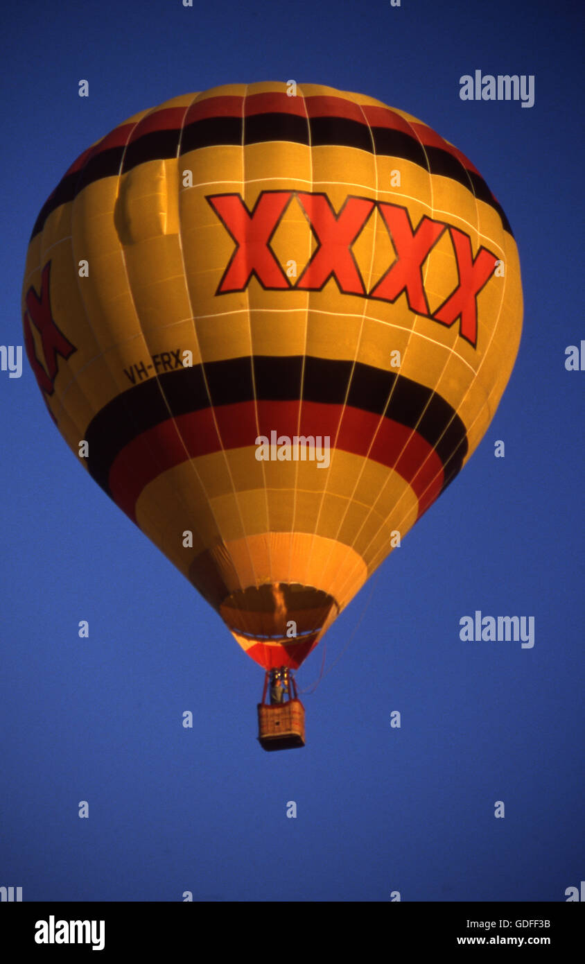 Les quatre X Brewery hot air balloon flying over Canowindra en Nouvelle Galles du Sud, Australie. Banque D'Images
