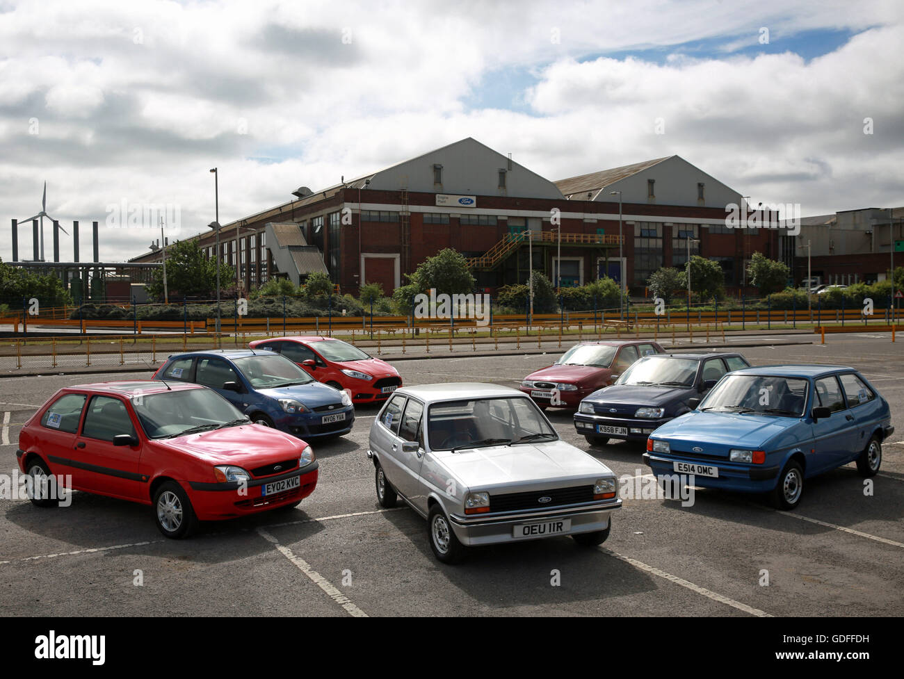EDITORIAL n'utilisent qu'une flotte de 40 Ford Fiesta dirigent plus de 200 voitures, à la fois vintage et nouvelle, qu'ils quittent l'usine de moteurs de Ford à Dagenham dans l'Est de Londres pour la toute première course de Brighton, Dagenham dans la célébration de la fête son 40ème anniversaire. Banque D'Images