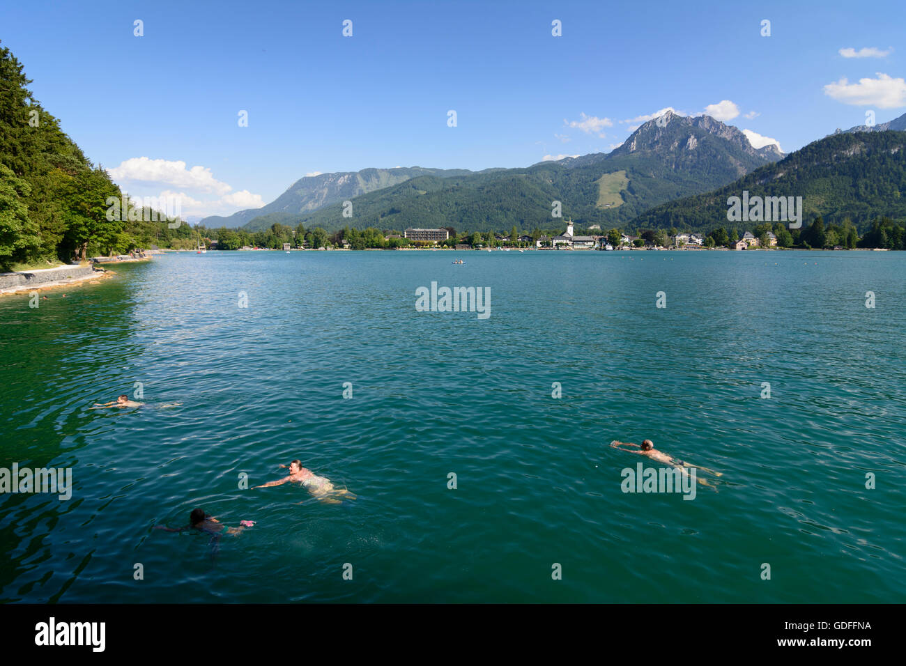 Strobl : le lac Wolfgangsee, baigneurs, vue à Strobl et mont Sparber, Autriche, Salzbourg, Salzbourg Banque D'Images